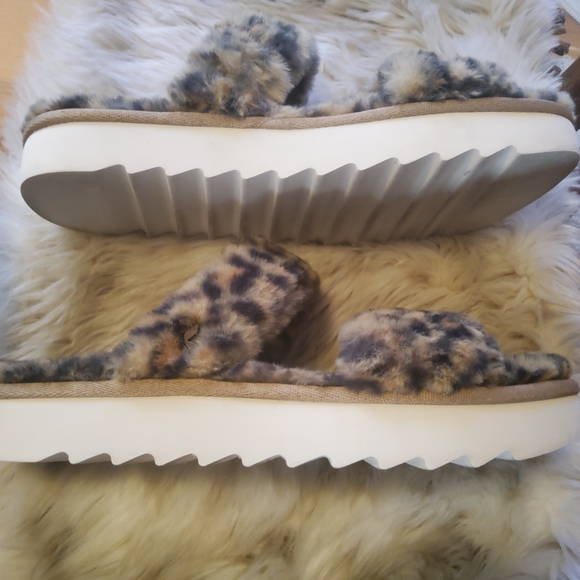 Koolaburra Slides VGUC Size 8 - Picture 4 of 9